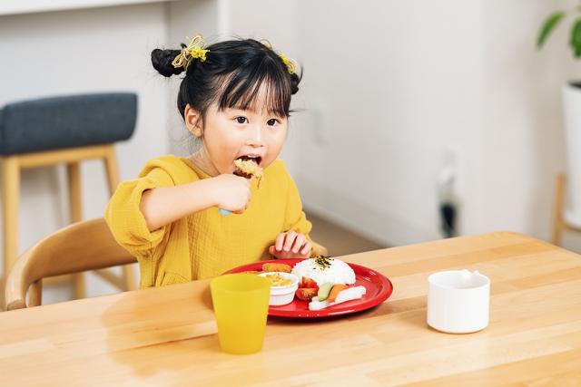 幼児が食事をしている写真